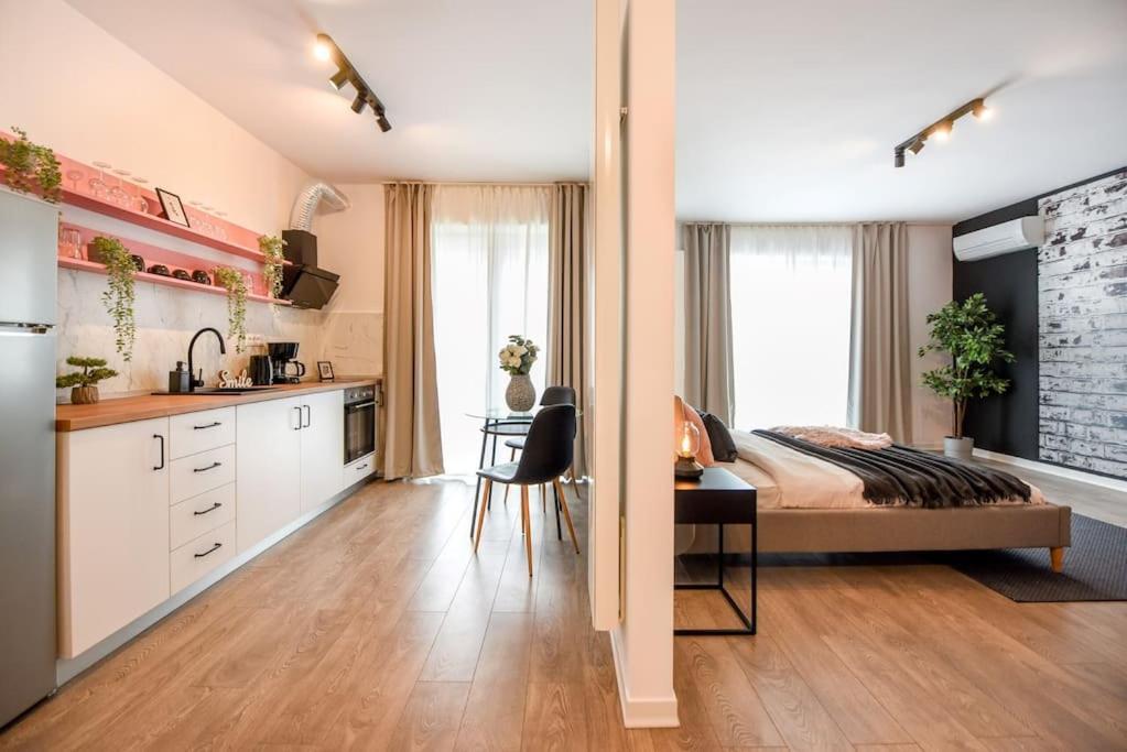 Pink Cloud Apartment Bukares Bagian luar foto