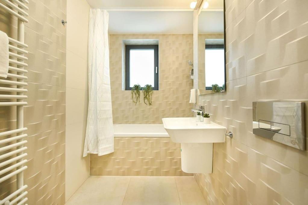 Pink Cloud Apartment Bukares Bagian luar foto