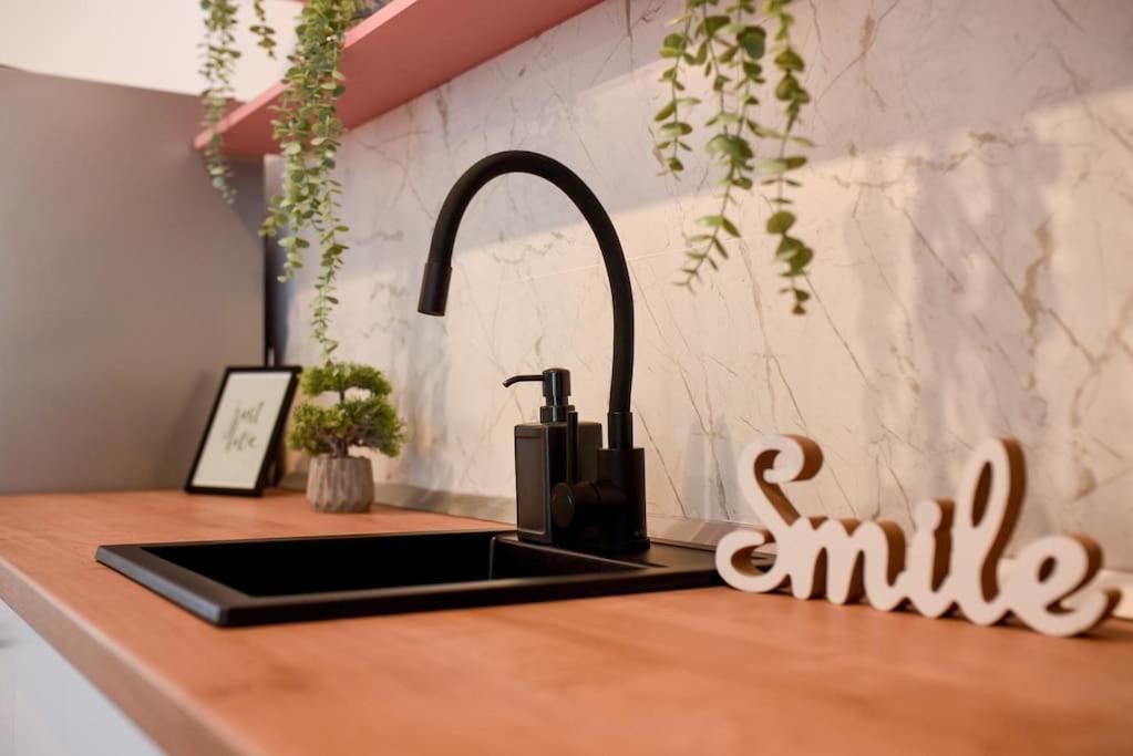 Pink Cloud Apartment Bukares Bagian luar foto
