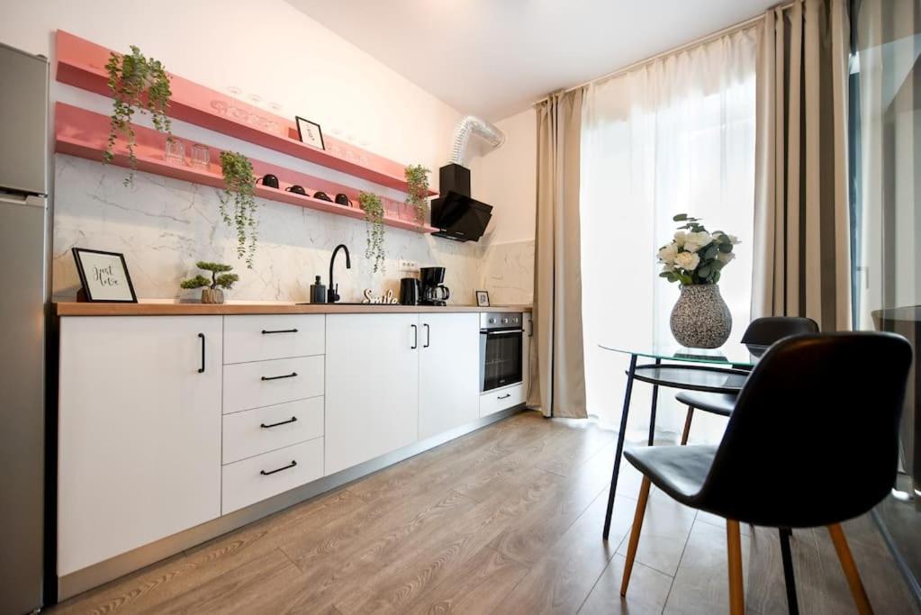 Pink Cloud Apartment Bukares Bagian luar foto